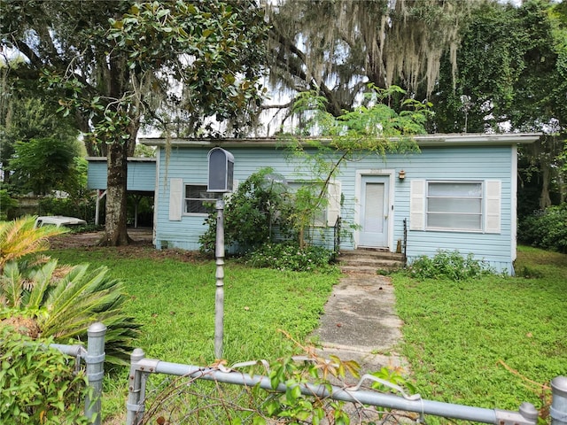 view of front of home featuring a front lawn