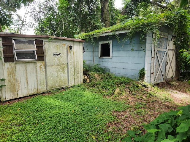 view of outdoor structure with a yard