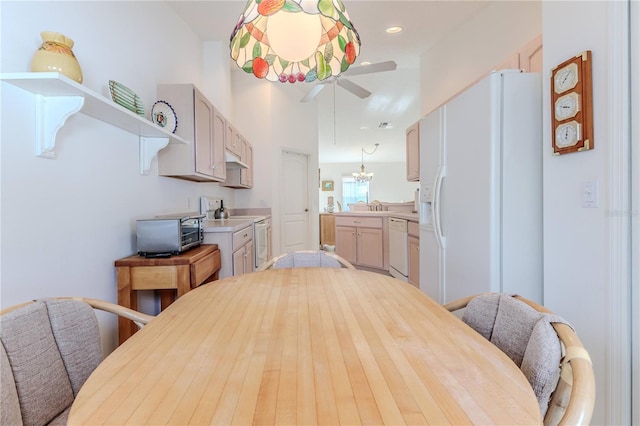 dining area with ceiling fan