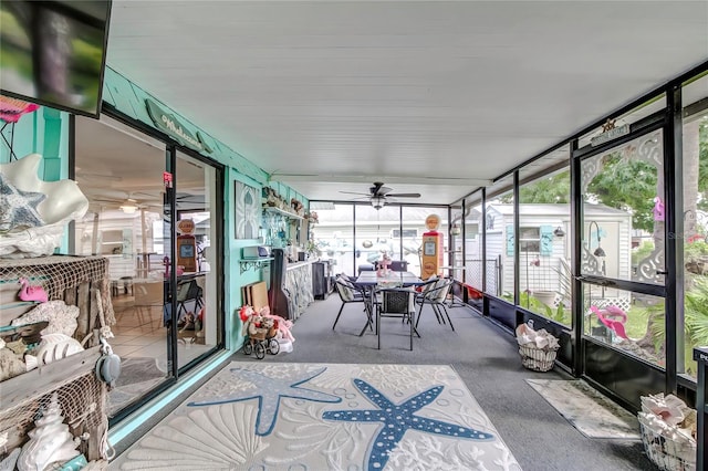 sunroom with ceiling fan