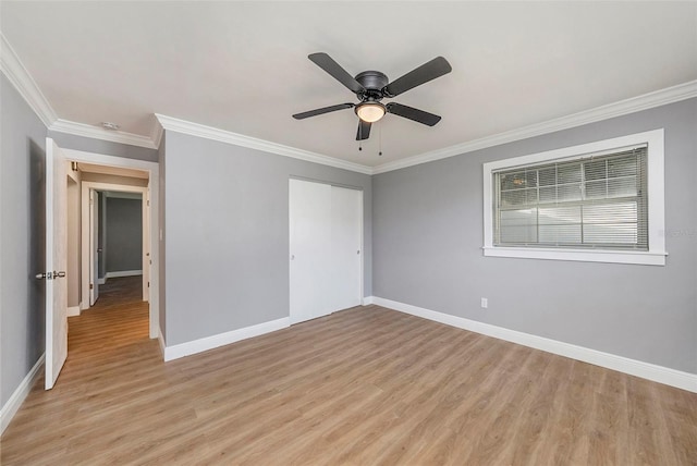 spare room with light wood-type flooring, ceiling fan, and ornamental molding