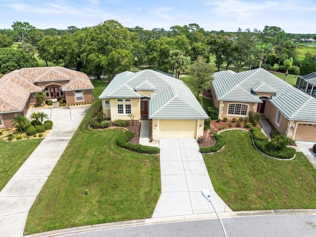 view of front of home featuring a front yard and a garage