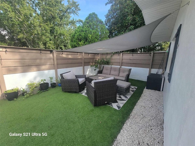 view of yard featuring an outdoor hangout area