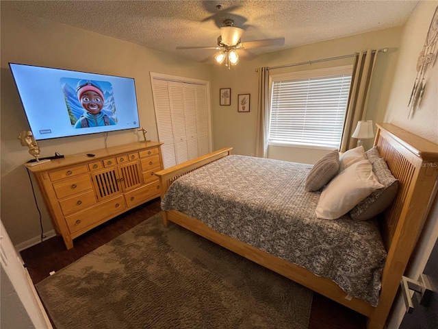 bedroom with a textured ceiling, ceiling fan, and a closet