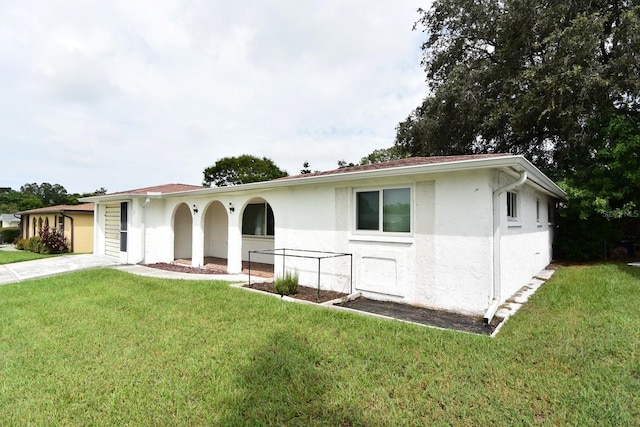 view of front facade with a front lawn