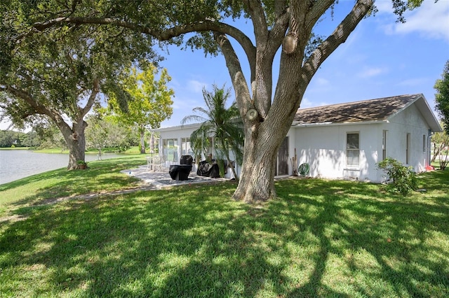 view of yard featuring a water view