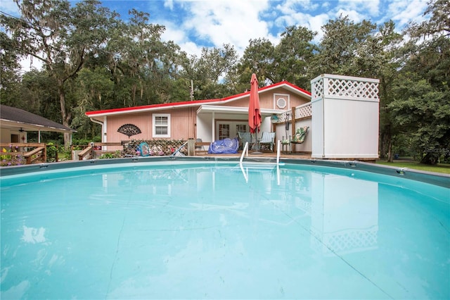 view of swimming pool