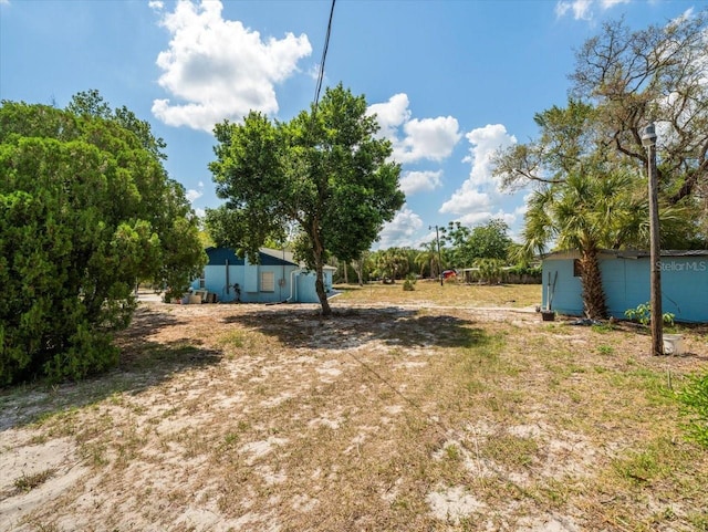 view of yard featuring an outdoor structure