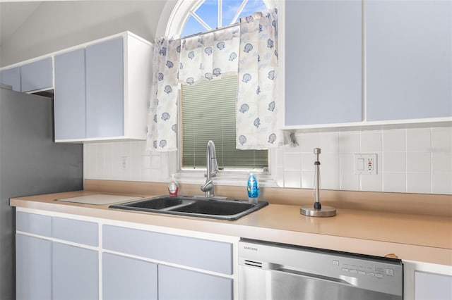 kitchen with tasteful backsplash, sink, vaulted ceiling, gray cabinetry, and stainless steel appliances