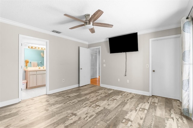 unfurnished bedroom with ornamental molding, ensuite bath, light hardwood / wood-style flooring, and ceiling fan