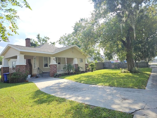 view of front of property featuring covered porch and a front yard