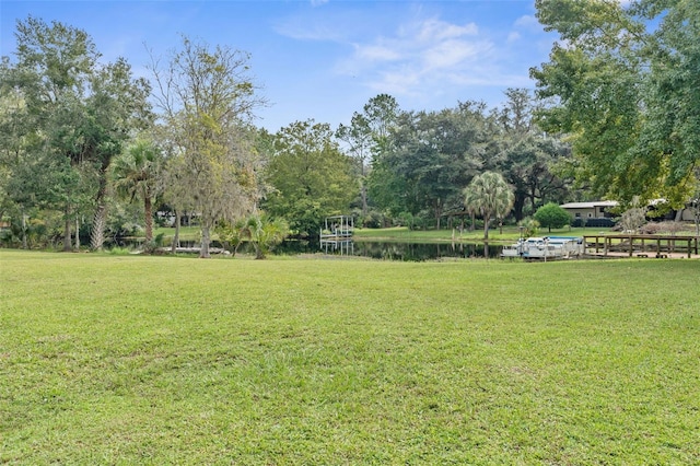 view of yard featuring a water view