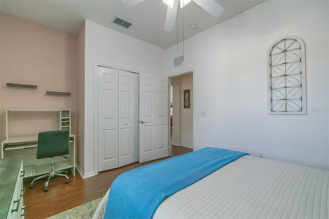 bedroom featuring dark wood-type flooring, ceiling fan, and a closet