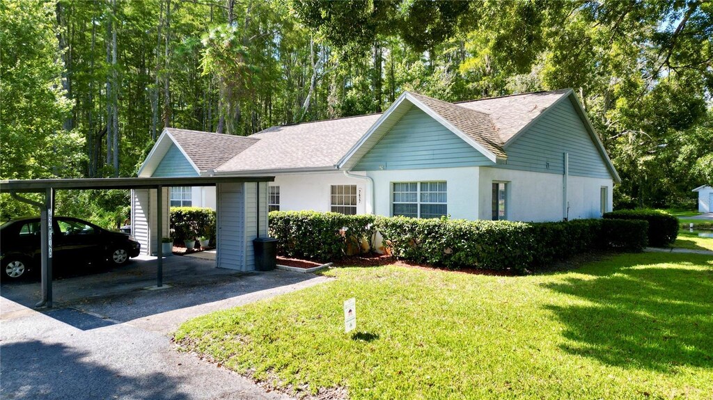 ranch-style home with a front lawn