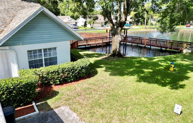 view of yard featuring a water view