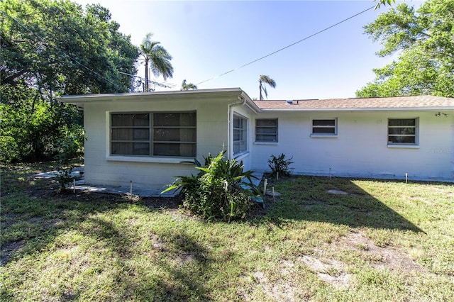 view of front of property with a front yard