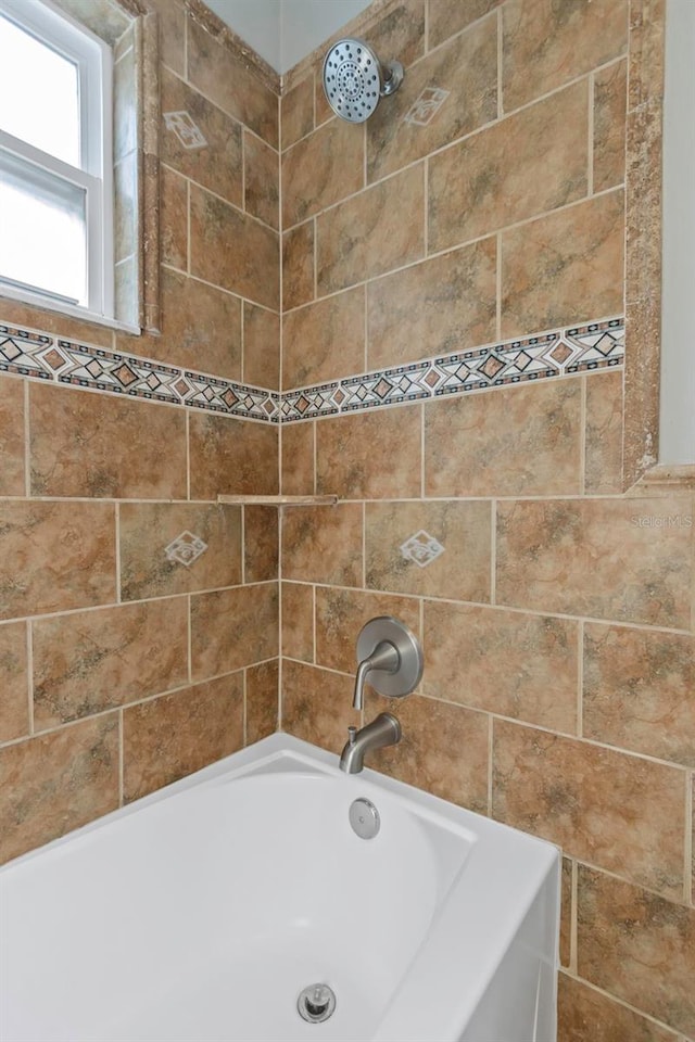 bathroom featuring tiled shower / bath combo