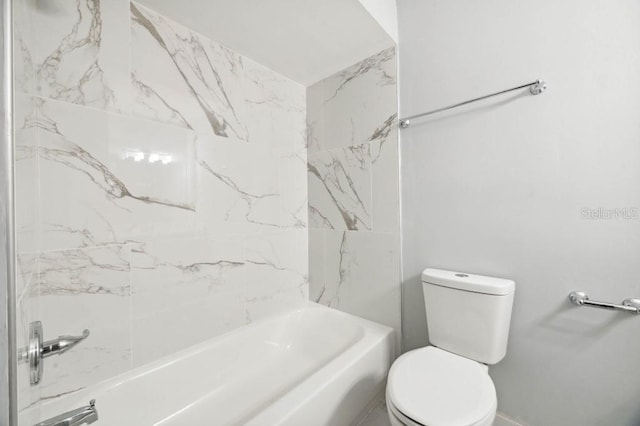 bathroom with tiled shower / bath and toilet