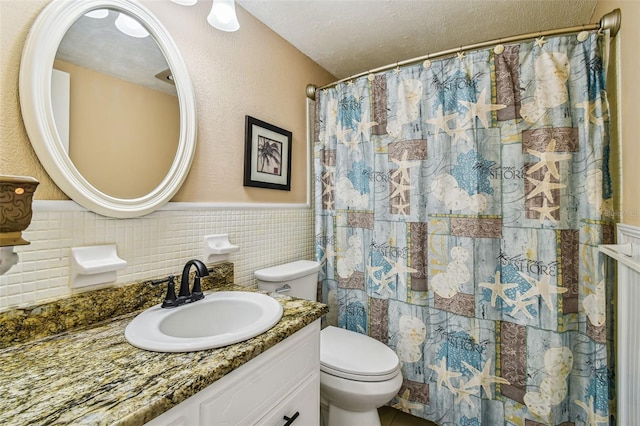 1847 Shore Dr S Unit 614, South Pasadena, FL 33707 - full bathroom featuring curtained shower, toilet, vanity, and a wainscoted wall