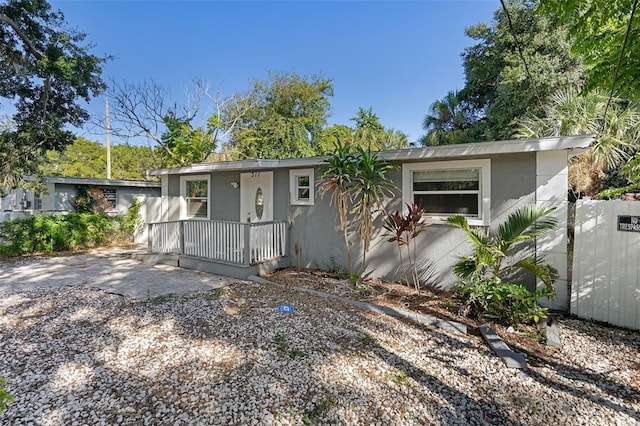 Listing photo 3 for 311 E Harrison St, Tarpon Springs FL 34689