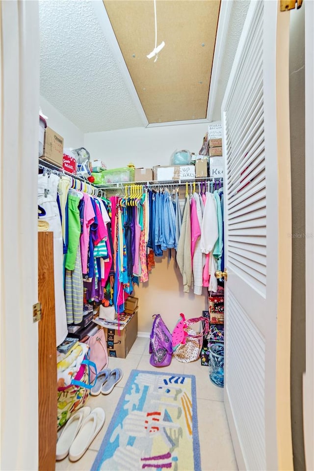 spacious closet featuring light tile patterned floors