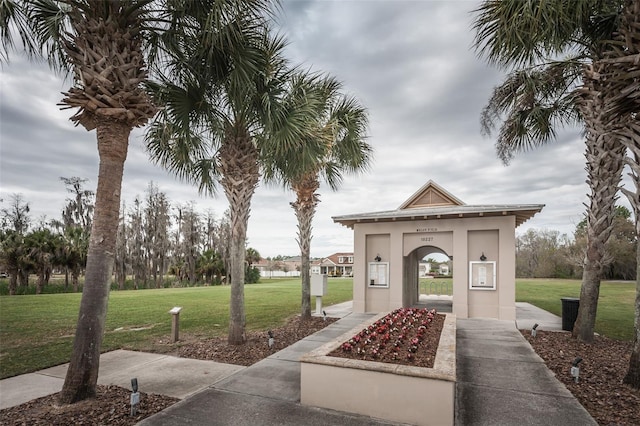 view of property's community featuring a lawn