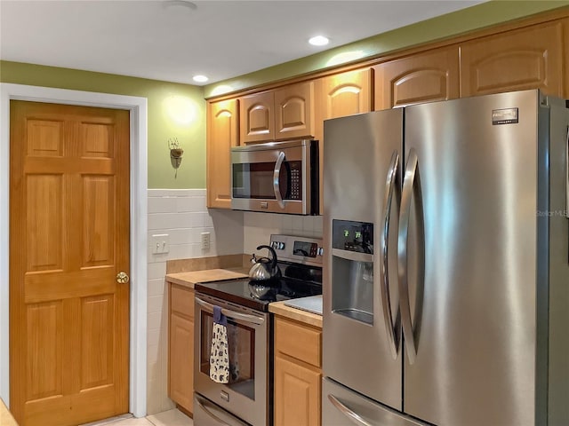 kitchen with decorative backsplash and stainless steel appliances