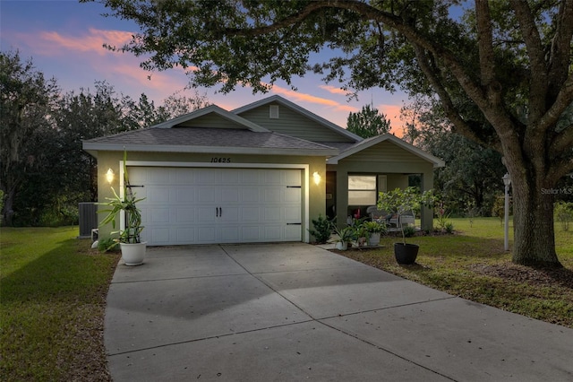 view of front facade featuring a garage and a lawn