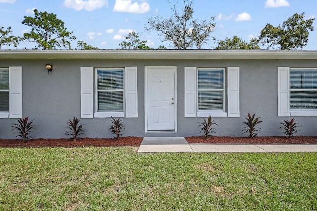 view of front facade featuring a front lawn