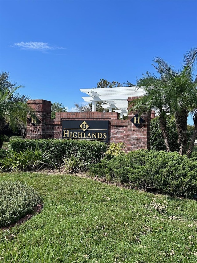 community / neighborhood sign featuring a lawn