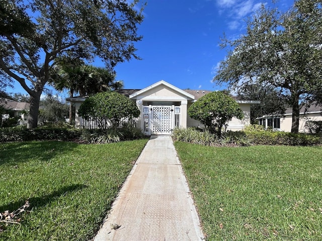 view of front facade with a front yard