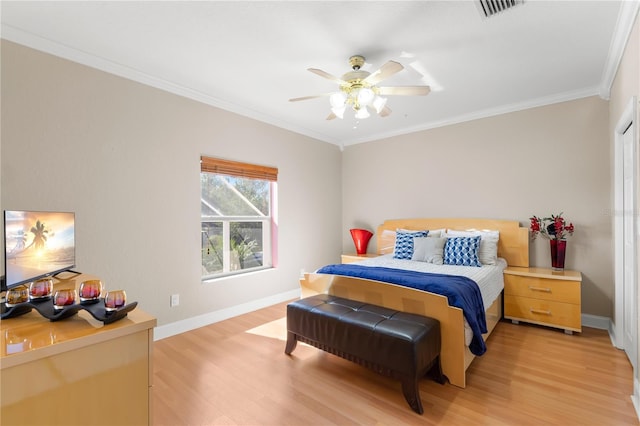 bedroom featuring ceiling fan, crown molding, and light hardwood / wood-style floors