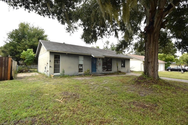 single story home with a front lawn