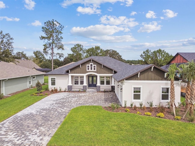 view of front facade featuring a front lawn