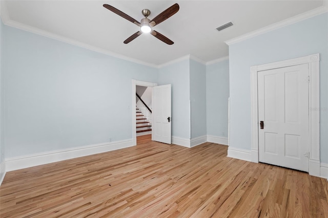 unfurnished room featuring light wood-type flooring, crown molding, and ceiling fan