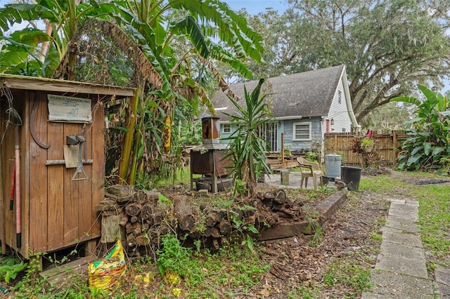 view of yard featuring a shed