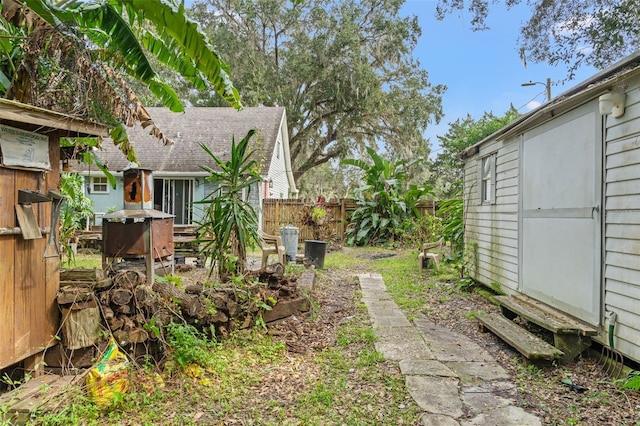 view of yard featuring a shed