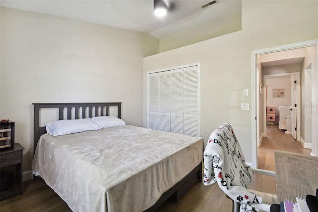 bedroom with ceiling fan, a closet, and hardwood / wood-style floors