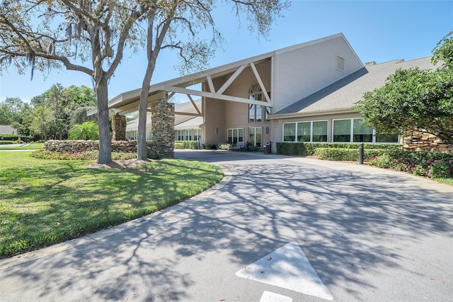 view of front of property featuring a front lawn