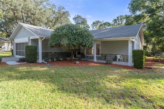 ranch-style home featuring a front lawn