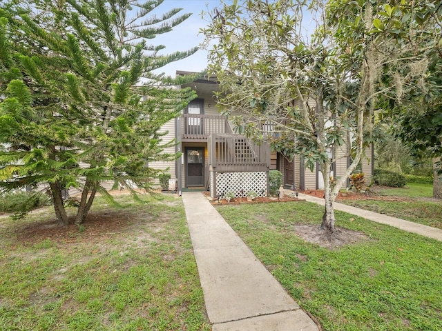 view of front of home featuring a front yard