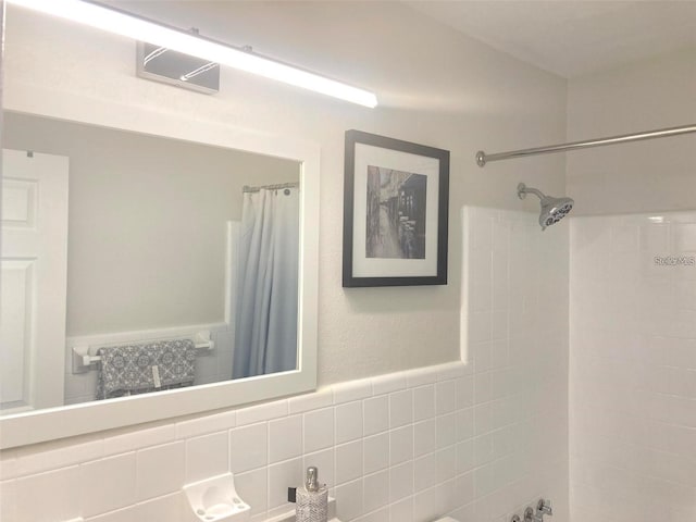 bathroom featuring a shower with shower curtain