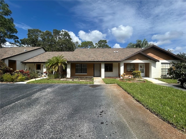 ranch-style home featuring a front lawn