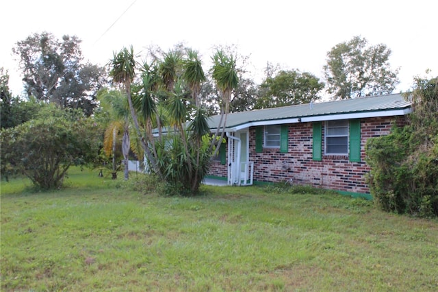 view of front facade with a front lawn