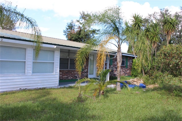 single story home with a front lawn