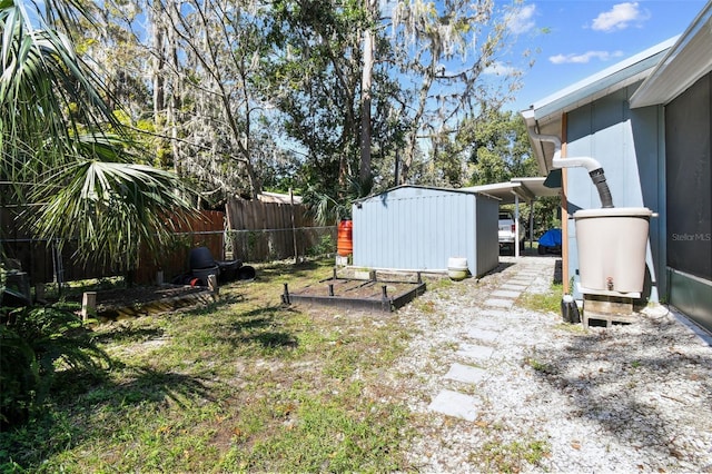 view of yard featuring a storage shed