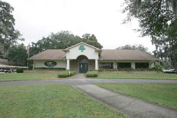 view of front of property with a front yard