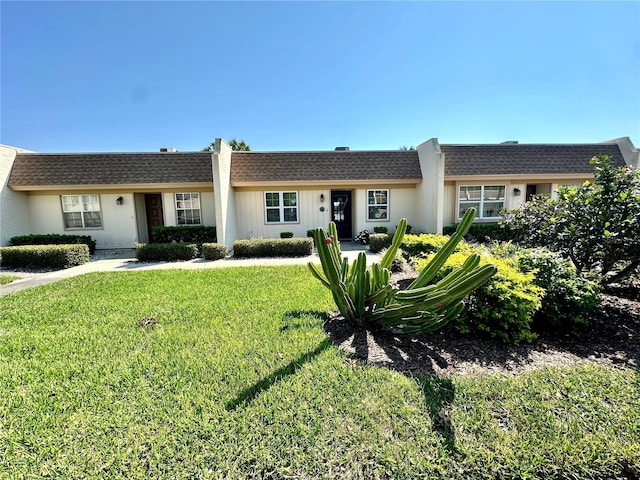 ranch-style house featuring a front yard