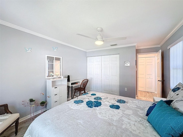 bedroom featuring ornamental molding, light wood-type flooring, and ceiling fan