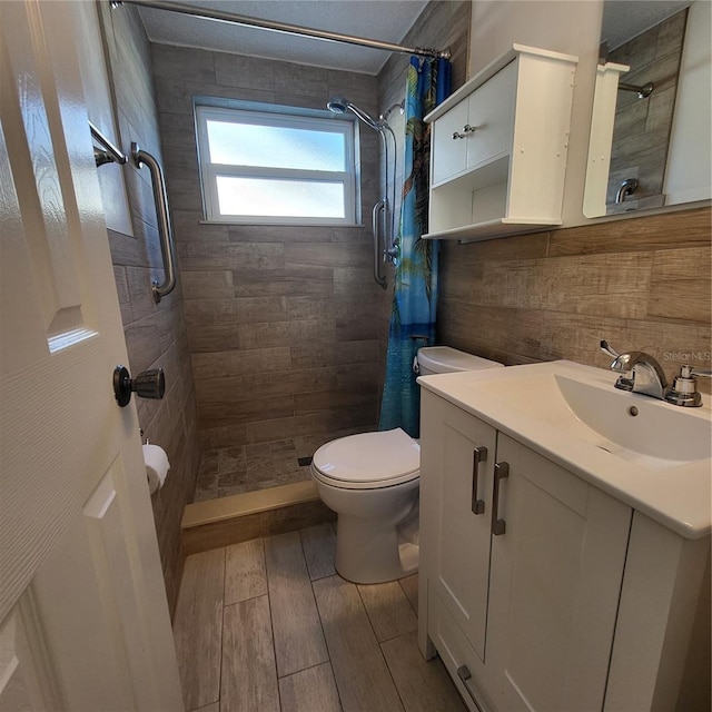 bathroom featuring a shower with shower curtain, vanity, and toilet